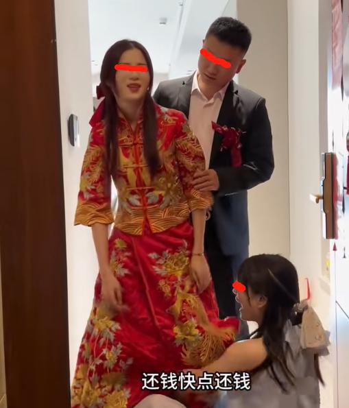 女子贷款10万借给闺蜜被赖账,趁闺蜜婚礼上门索要你就当可怜我