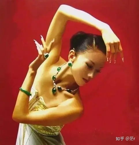 一位天生丽质的美女,戴上翡翠美得惊艳了时光