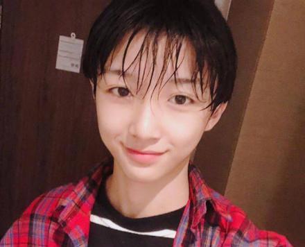 17岁网红为了当女生整容,结果越整越像男孩子审美还是很直男啊