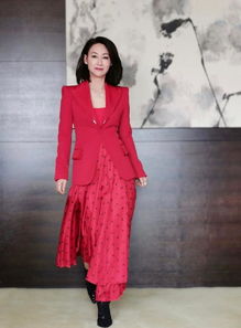 岁月从不败美人,59岁惠英红穿红西装搭配红裙,成熟稳重又优雅