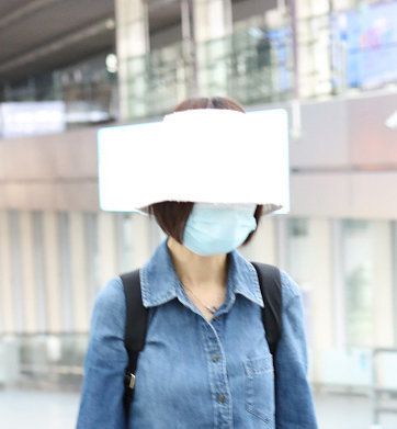 51岁鲁豫变时髦女郎穿牛仔裙裤打造出超模气场,错位图下太搞笑
