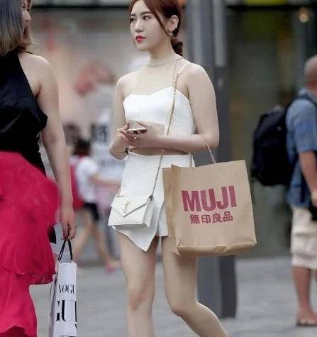 气质高雅的女人,在人群中总是会格外引人注目