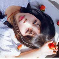 拿着草莓的女生头像微信头像图片大全