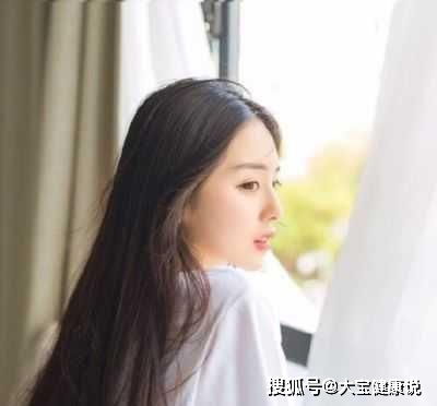 搞笑段子礼拜天没事在家看电视,媳妇闺蜜来电话约她去逛街