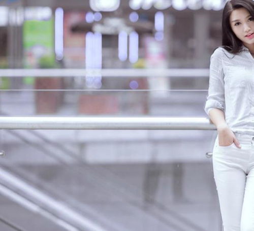窈窕身姿的气质美女,搭配紧身牛仔裤,这身材给满分