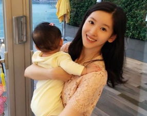 奶茶妹妹抱娃现身女儿头戴粉红色蝴蝶结发卡