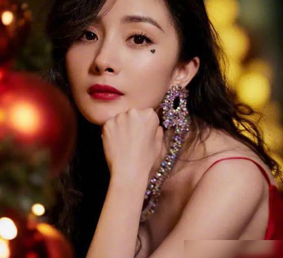 杨幂穿吊带忘给腋窝扑粉直播时抬起胳膊后,网友3天没洗