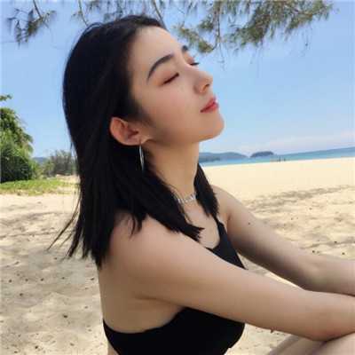 卫衣和半裙的组合一样会让人联念到运动芳华烂漫和俏皮