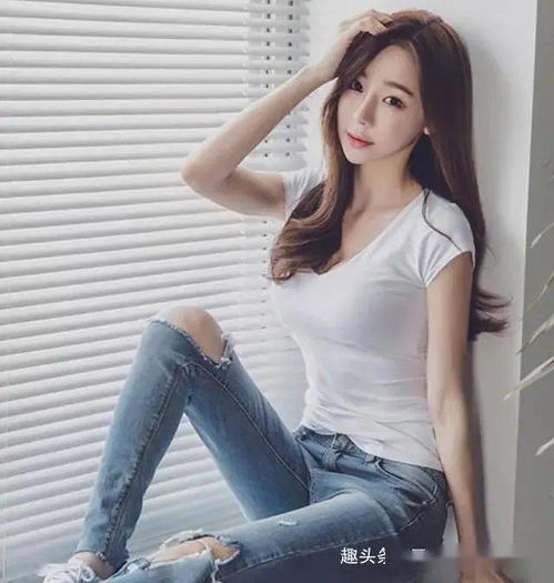 牛仔裤搭配出甜美时尚感,塑造迷人身材