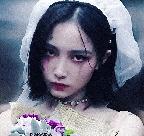 女星暗黑妆,杨超越邪魅,许佳琪冷艳,看到郑乃馨被吓到感觉