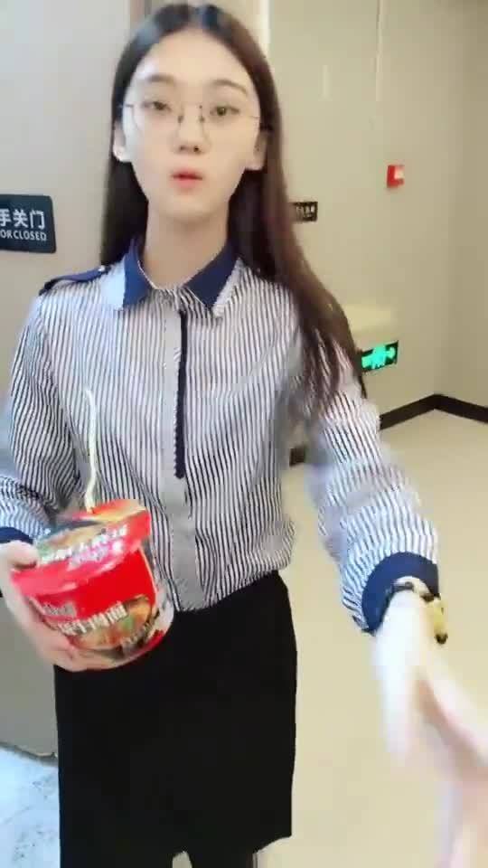 这是网吧女服务员,看她没吃饱,送了这个够吃吗