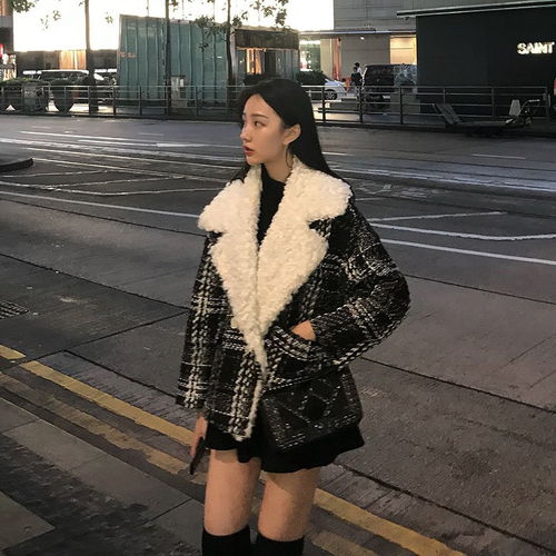 冬天只穿羽绒服,太单调瞧下面女人穿羊羔毛外套,洋气美嫩