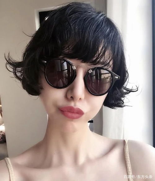 李亚鹏女友穿露腰礼服裙大玩妩媚,嘴部微凸只拍侧脸不如王菲自信