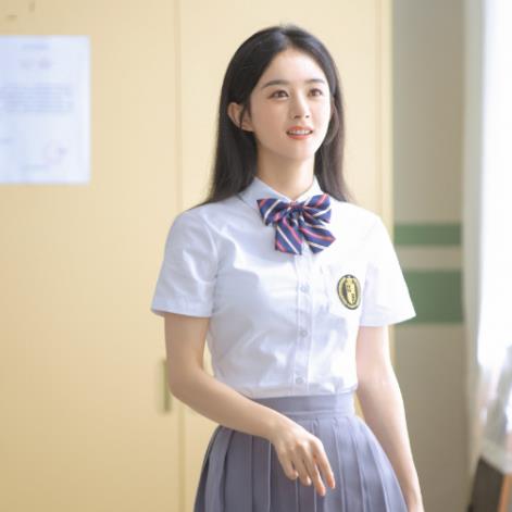 当妈的赵丽颖还能扮少女,衬衫领结百褶裙,美成青涩绝美校花