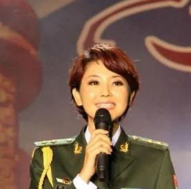 她是央视御用临时工,离开后又被高薪聘回,今46岁少女感十足