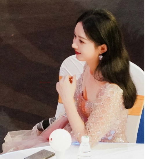 赵丽颖中秋晚会台下的生图气质优雅,穿裸色礼服像仙女,太美了