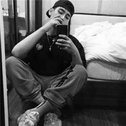 显得有点无助充满忧愁的男生,最新扣扣头像男生2020