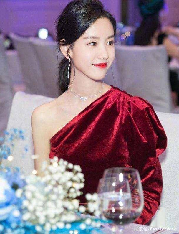 陈都灵红色造型原来这么美浓浓的港风,就连发丝都散发着美丽