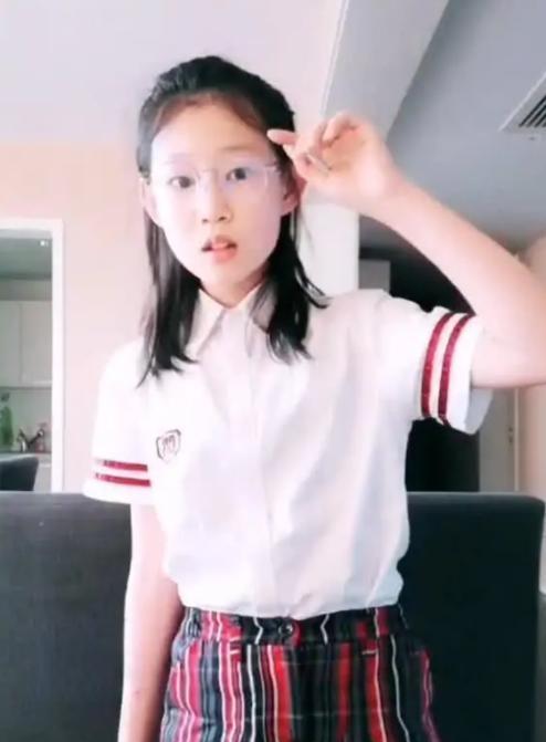 曾因长相丑被吐槽的小沈阳女儿,15岁就有女神气,有当女星潜质