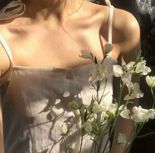 手拿捧花的头像女