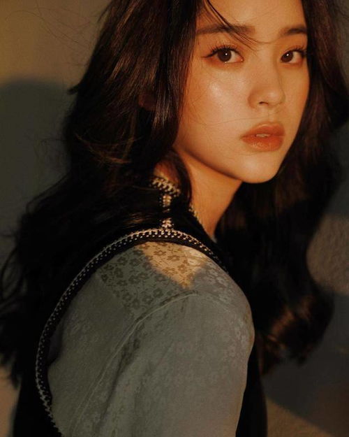 组图欧阳娜娜夕阳下露温柔侧颜穿印花衬衫搭马甲变文艺少女