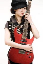 冰舞美女黄欣彤唯美写真与吉他为伴