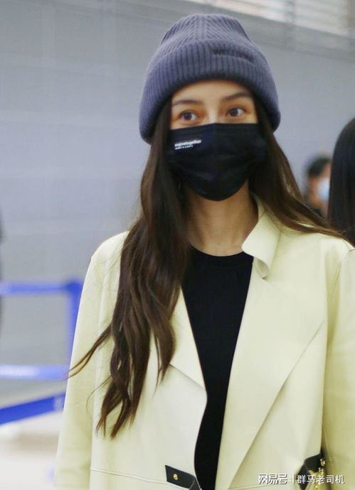 baby戴针织帽长发飘逸少女感满满穿鹅黄大衣配破洞裤清新靓丽