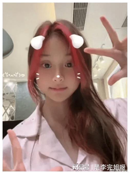 李小璐女儿和同学同框,甜馨染红色刘海个性十足,11岁审美超前