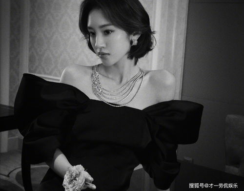 满满高级感唐艺昕尝试黑白氛围写真,甜美女孩变优雅女神