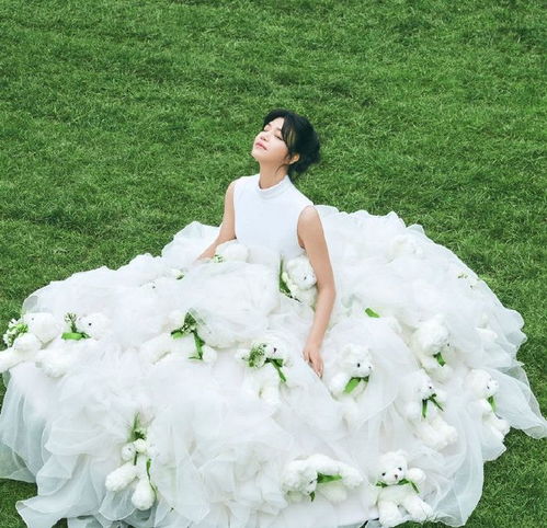 华语影视女演员陈妍希,身穿白色小熊纱裙,气质高贵典雅白皙唇红齿白童真歌手电影演员艺术家声乐女明星网易订阅