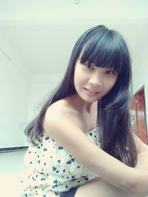15岁的女孩照片素颜,求5张以上的,有么