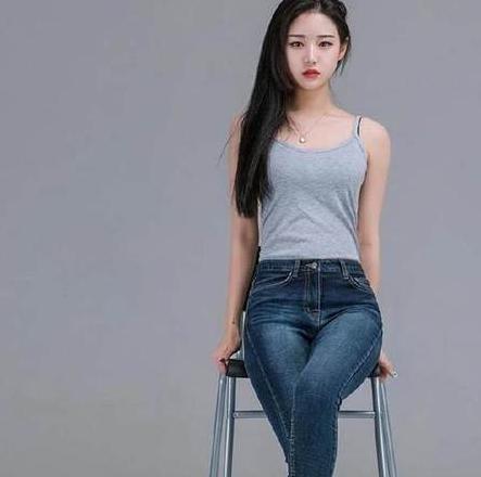 清澈甜美的牛仔裤美女,亭亭玉立,非常青春时尚