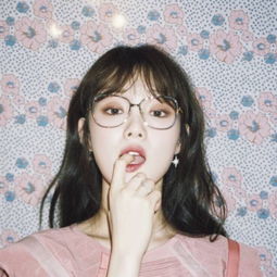 女生近期频繁换头像佩佩
