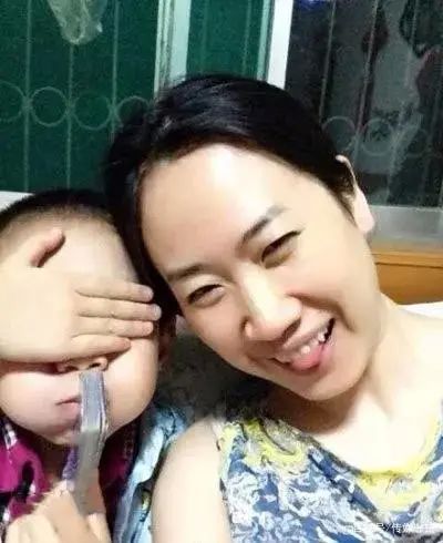 网红鼻祖芙蓉姐姐近照曝光,43岁资产过亿,独自带娃瘦成气质美女
