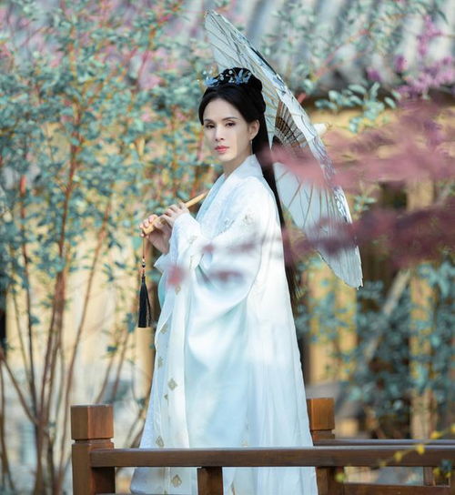 李若彤现身孔庙,穿古装仙气飘飘梦回小龙女,投壶射箭再返当年