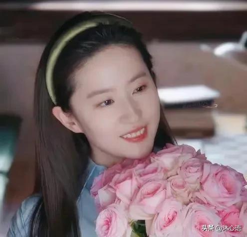 ai版和真人版刘亦菲捧花图像对比