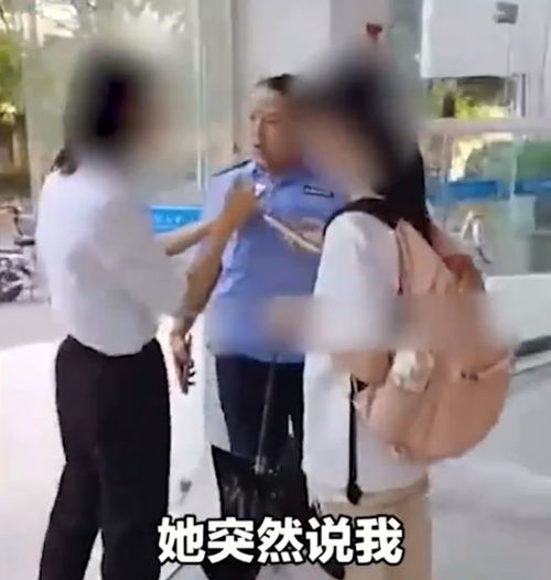 骂完变态却说是认错人女大学生质疑男生偷拍,男生做法获赞