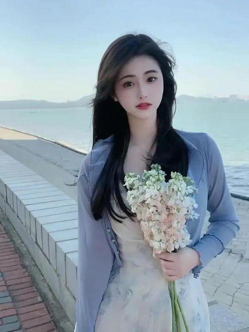 手握鲜花的气质美女