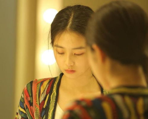 15岁多多公开晒近照,涂口红穿衬衫尽显少女感,孙莉的基因没谁了