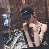 露衣服的女生头像只露衣服的霸气女生头像