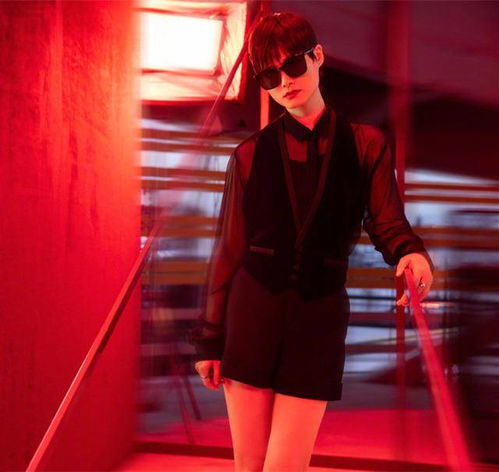 李宇春越来越有女人味了,连衬衫都穿薄纱款,搭爸爸裤更好看