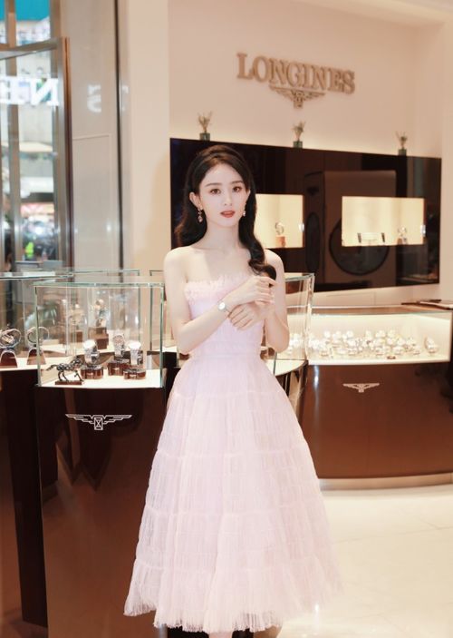 赵丽颖单身后更像小姑娘,穿浅粉纱裙气质超甜,状态越来越好