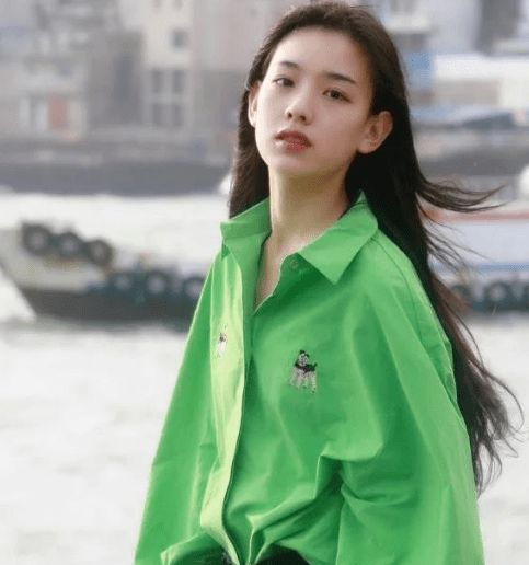 王思聪请美女吃鸡,孙一宁不从,愿意的女人有得是