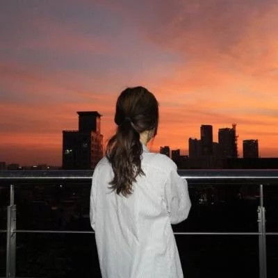 网易云热评她穿了一件露腰上衣,问他好看吗他说赶紧换了
