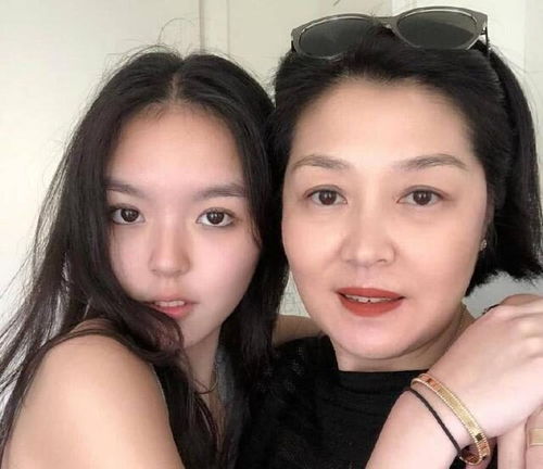 李咏女儿晒近照,浓眉大眼皮肤好,继承了父母的所有优点