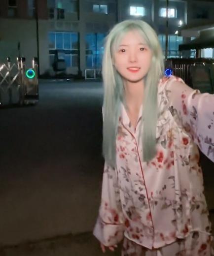 套路璐真是疯了穿睡衣在街头跳女团舞,殷世航却只顾撩女生