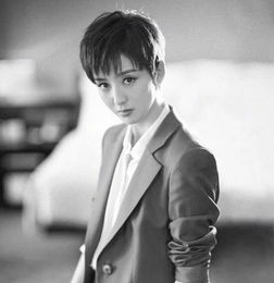 李冰冰热巴刘亦菲,女明星穿起西装,她们散发出别样韵味