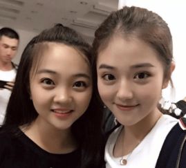 林妙可与同学合照坐角落,左手托腮好少女