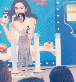 杨幂穿仙女裙出席活动,装扮清纯,重现神雕侠侣郭襄少女形象