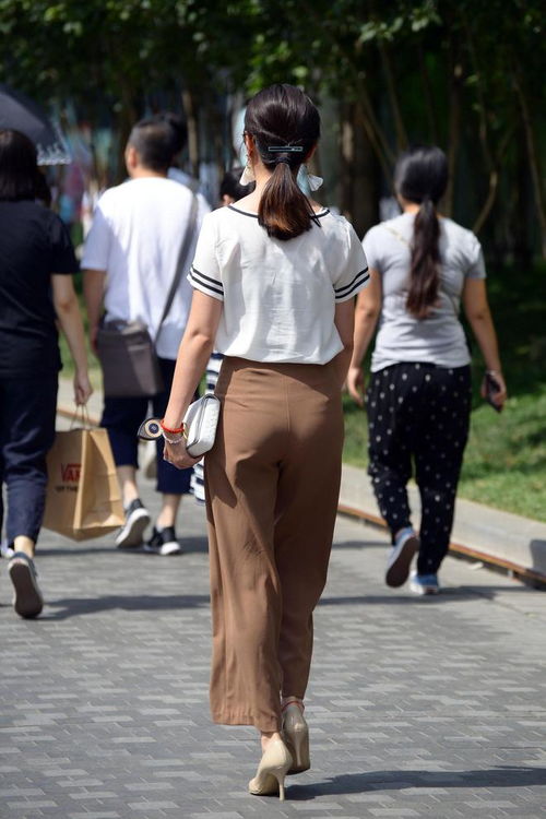 简约大方的尖头细跟,展现出时尚女士的成熟稳重气质